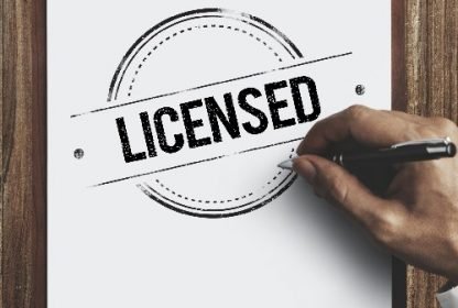 What are the requirements for obtaining a free zone license in Ras Al Khaimah?